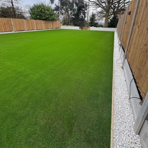 pose de gazon synthétique